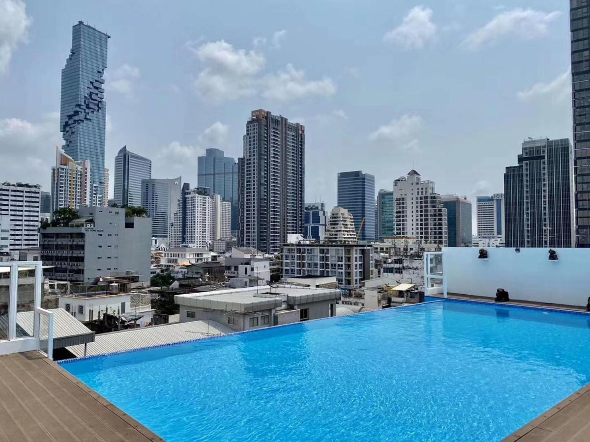 Sapphire Hotel Silom Bangkok Extérieur photo View of the city from the rooftop pool