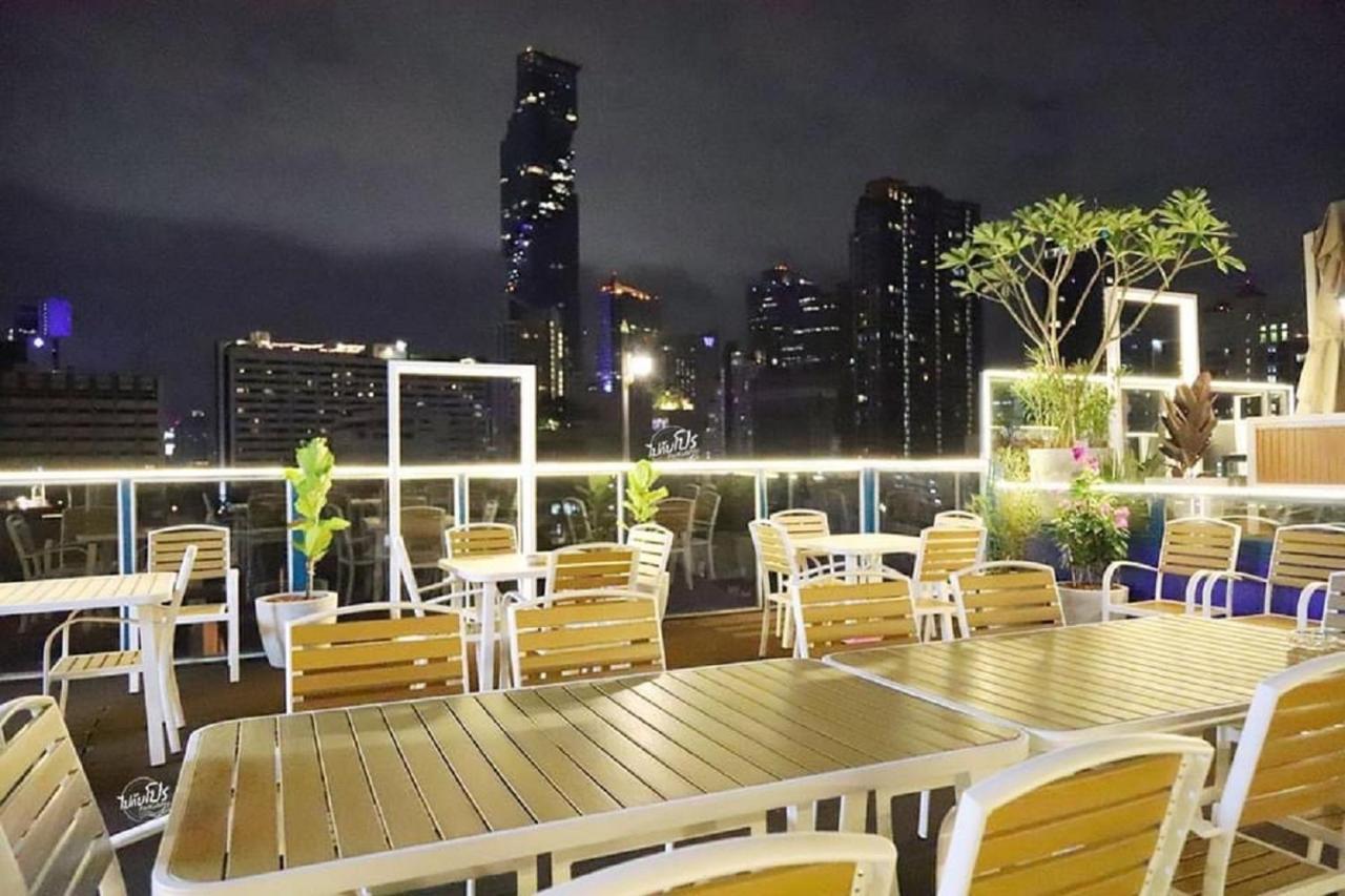 Sapphire Hotel Silom Bangkok Extérieur photo Rooftop bar at the hotel