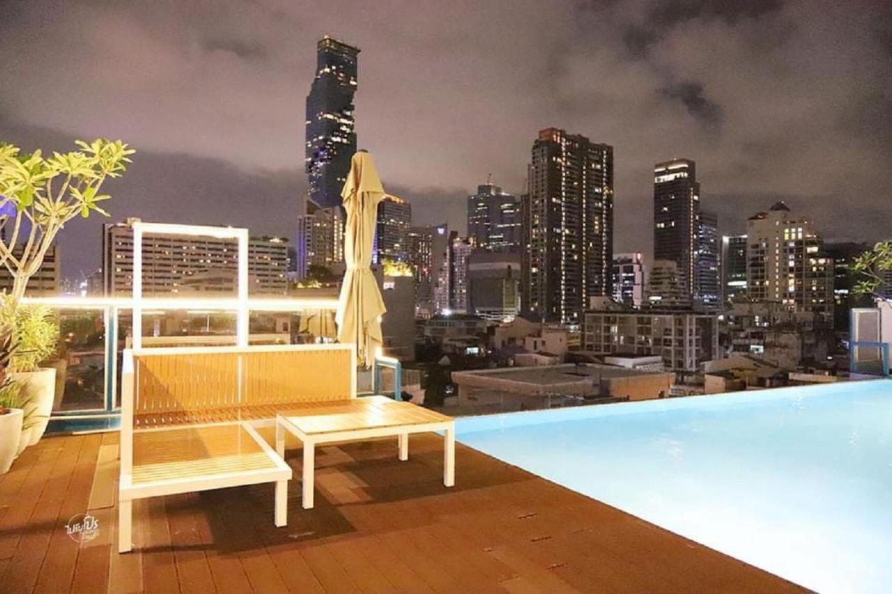 Sapphire Hotel Silom Bangkok Extérieur photo The rooftop pool at the hotel