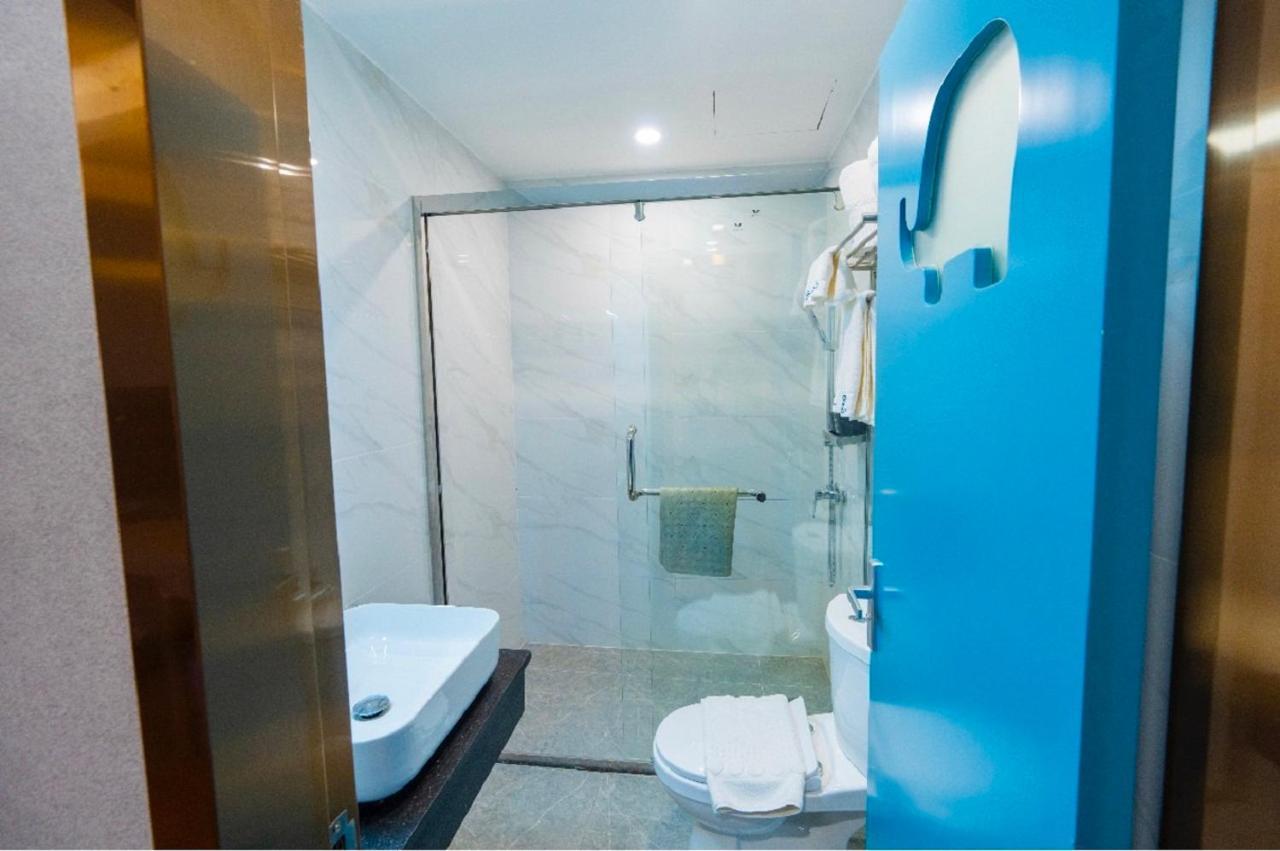 Sapphire Hotel Silom Bangkok Extérieur photo A shower cubicle in a hotel bathroom