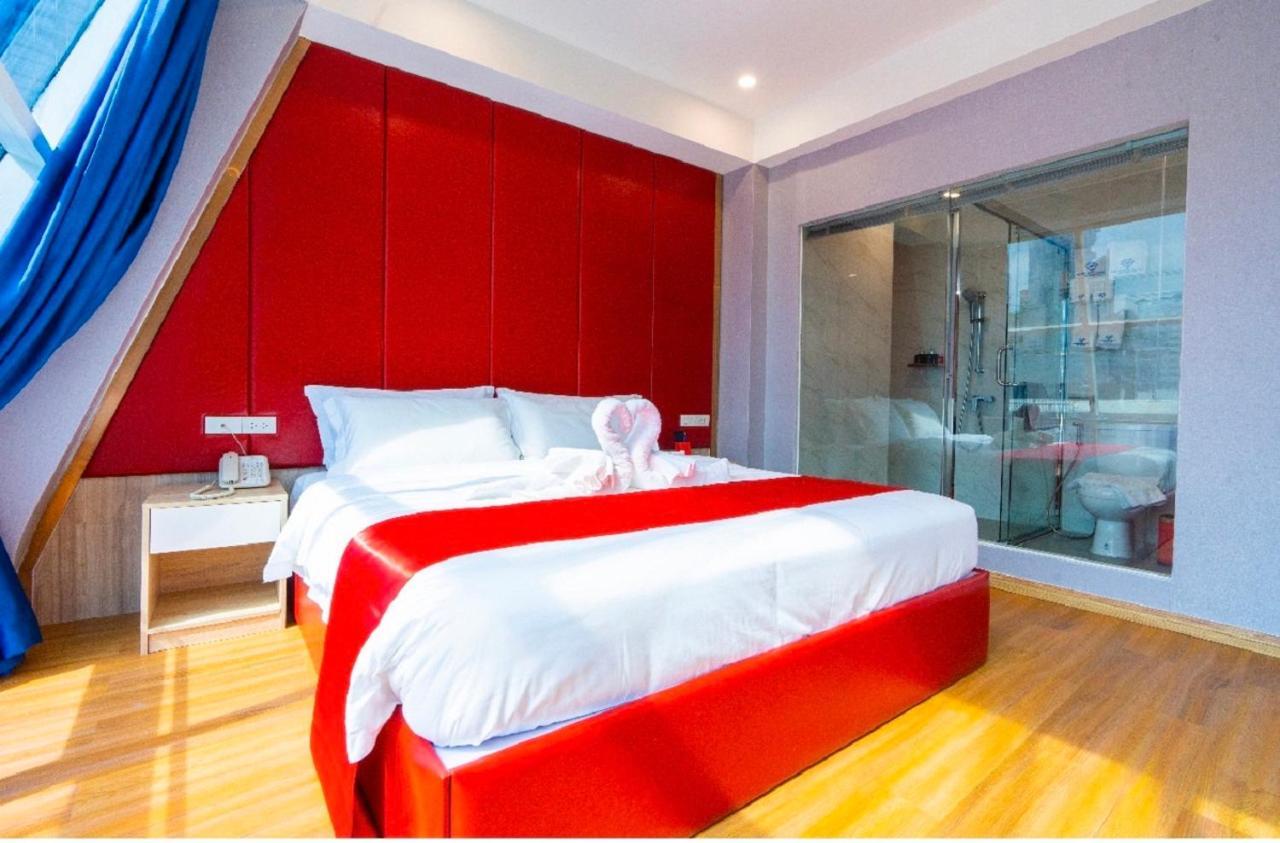 Sapphire Hotel Silom Bangkok Extérieur photo A room at the hotel