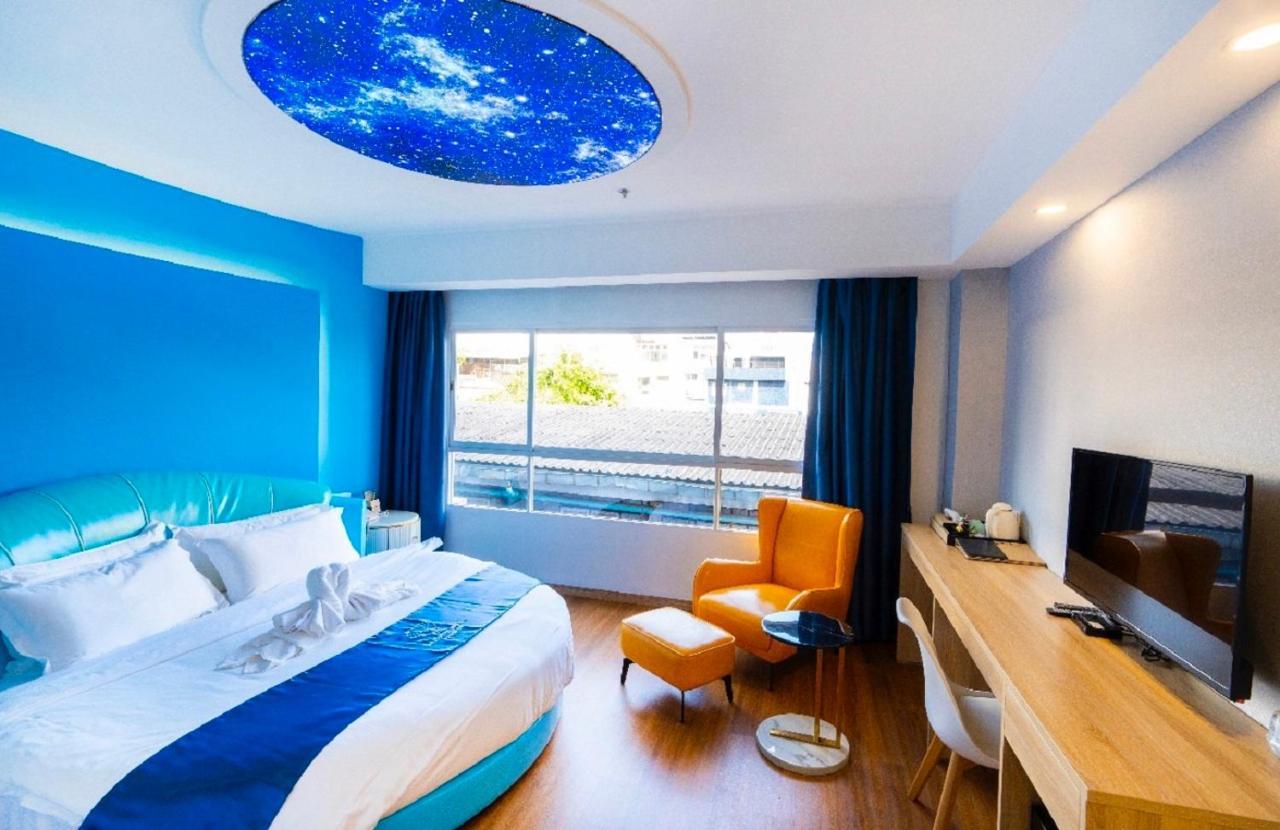 Sapphire Hotel Silom Bangkok Extérieur photo A room at the hotel