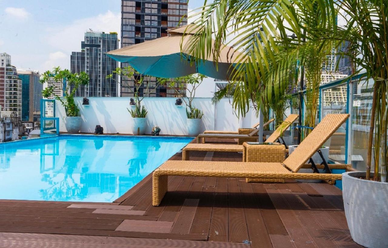 Sapphire Hotel Silom Bangkok Extérieur photo Rooftop pool at the hotel
