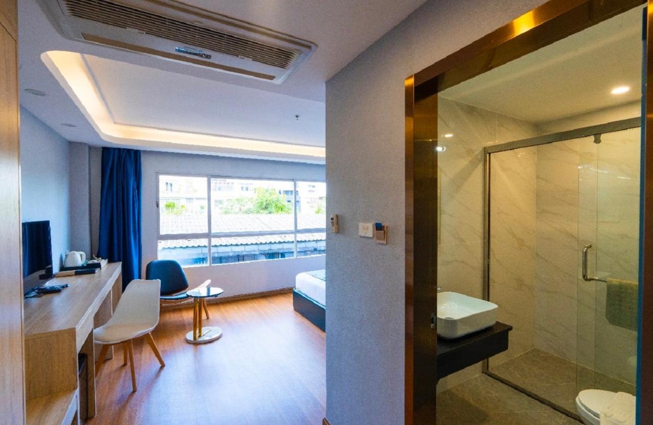 Sapphire Hotel Silom Bangkok Extérieur photo A room at the hotel