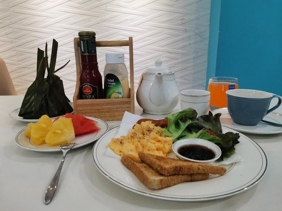 Sapphire Hotel Silom Bangkok Extérieur photo A breakfast set at a restaurant in Malaysia