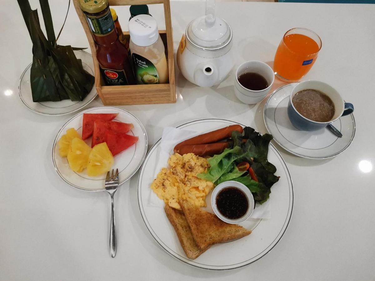 Sapphire Hotel Silom Bangkok Extérieur photo A breakfast set at a hotel in Jakarta, Indonesia