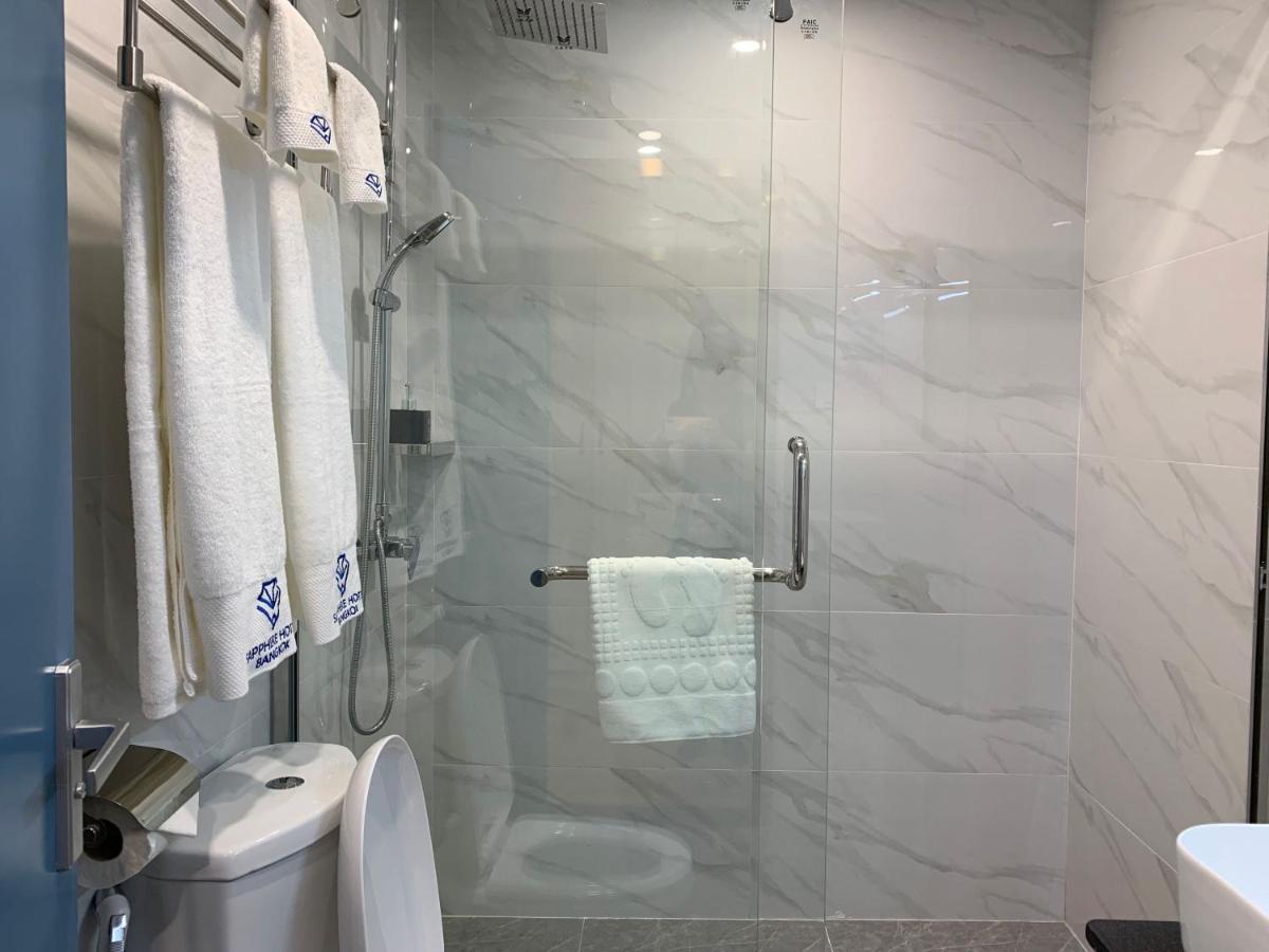 Sapphire Hotel Silom Bangkok Extérieur photo A shower with a sliding door