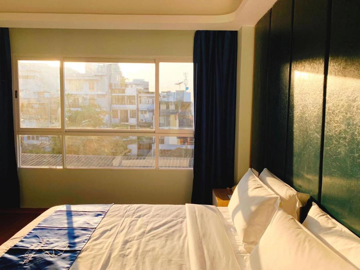 Sapphire Hotel Silom Bangkok Extérieur photo A room at the hotel