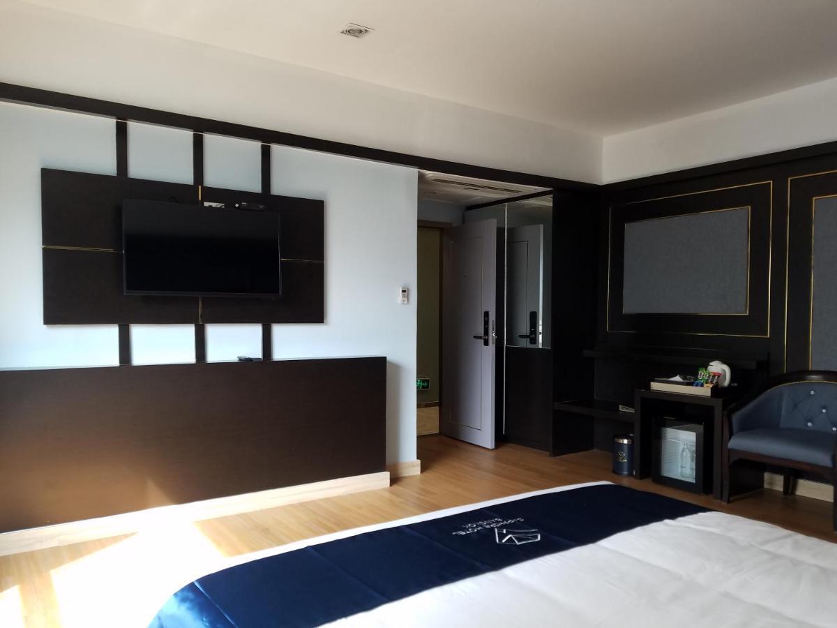 Sapphire Hotel Silom Bangkok Extérieur photo A room at the hotel
